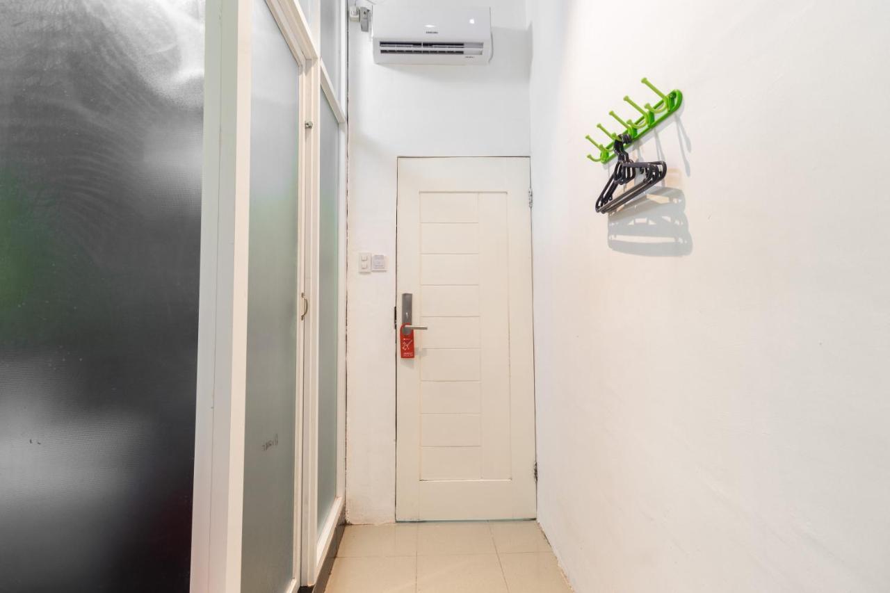 RedDoorz near Sun Plaza Medan 2 Hotel Esterno foto