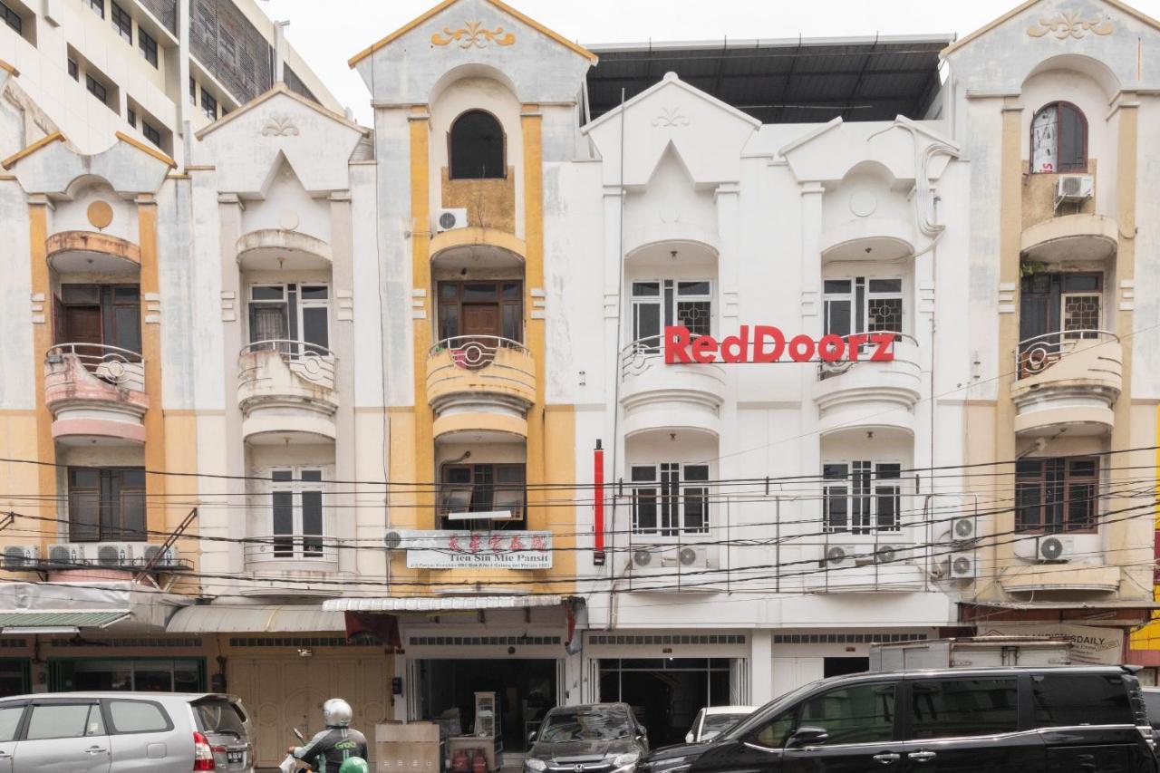 RedDoorz near Sun Plaza Medan 2 Hotel Esterno foto
