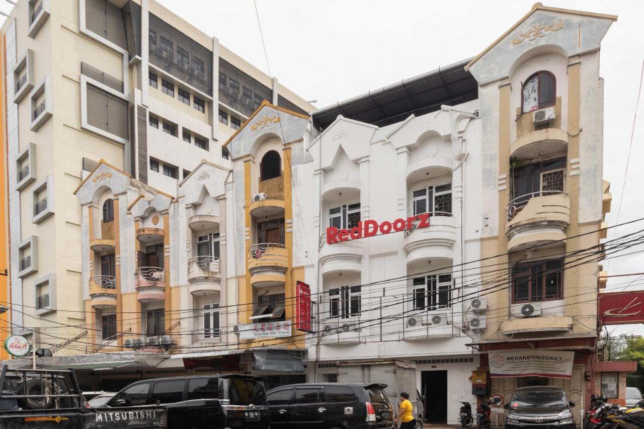 RedDoorz near Sun Plaza Medan 2 Hotel Esterno foto
